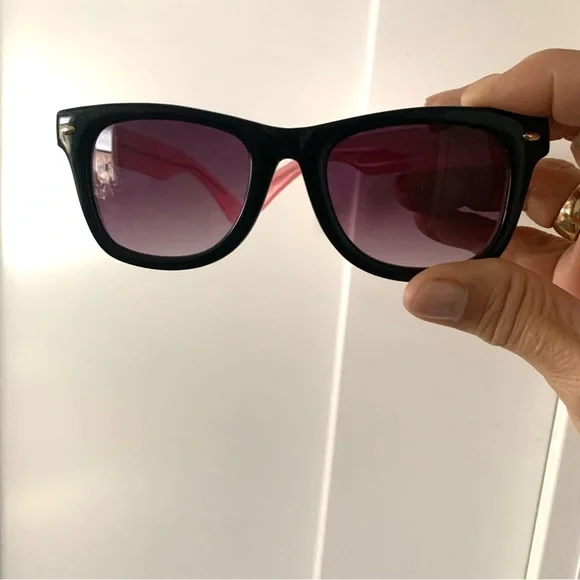 Betsey Johnson cute women’s sunglasses with pink arms - Picture 7 of 8